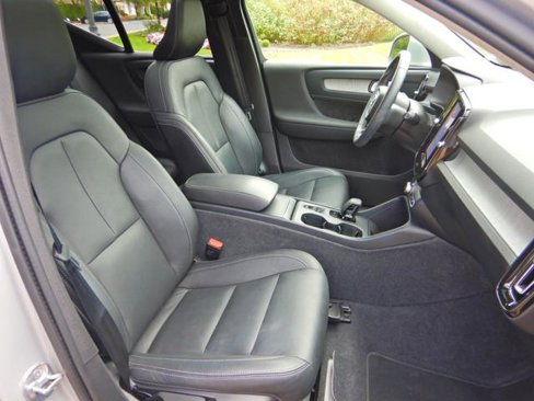 Used 2024 Volvo XC40 B5 Core image 17