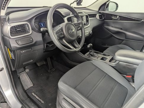Used 2017 Kia Sorento L image 11