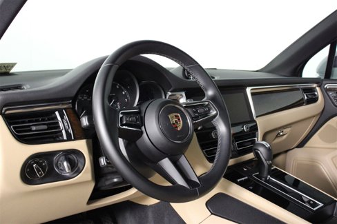 Certified 2024 Porsche Macan image 4