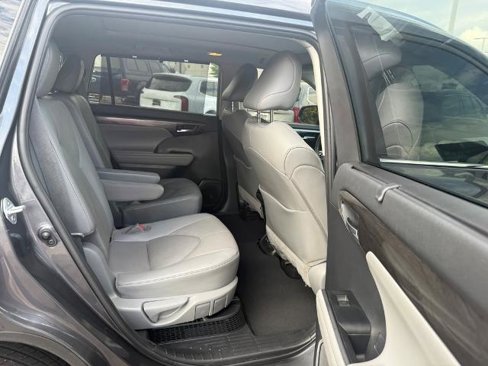 Used 2021 Toyota Highlander Platinum image 23