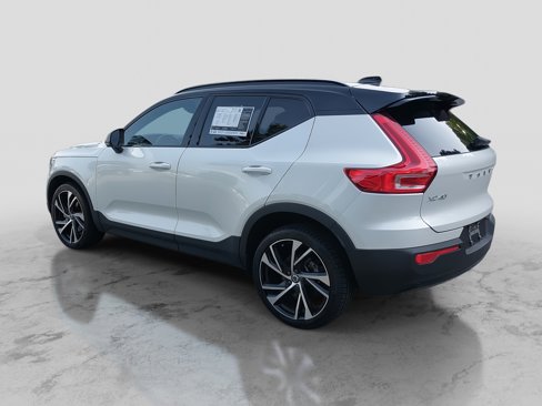 Used 2021 Volvo XC40 T4 R-Design w/ Climate Package image 7