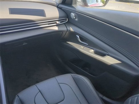 Used 2023 Hyundai Elantra Limited w/ Preferred Accessory Package image 15