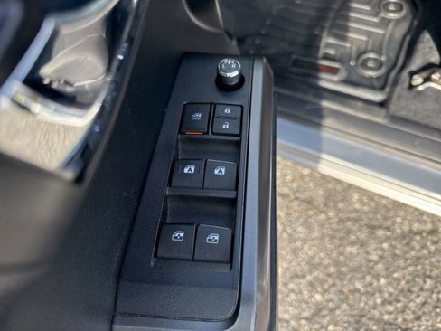Used 2017 Toyota Tacoma SR image 19