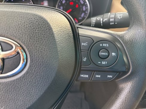 Used 2020 Toyota RAV4 XLE image 24