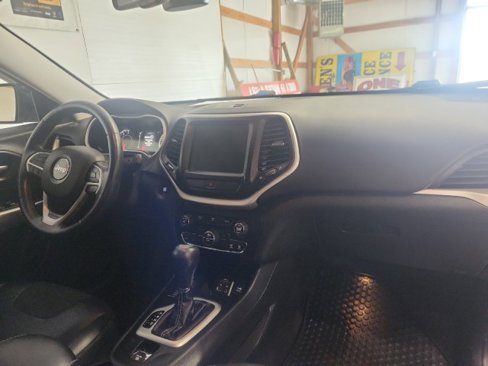 Used 2018 Jeep Cherokee Latitude Plus w/ Comfort/Convenience Group image 11