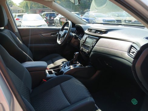 Used 2018 Nissan Rogue SV image 16