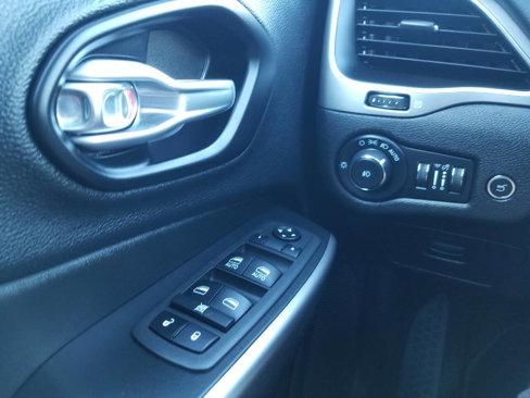 Certified 2021 Jeep Cherokee Latitude Lux w/ Sun & Sound Group image 32