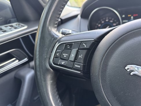 Used 2018 Jaguar F-PACE Premium image 24