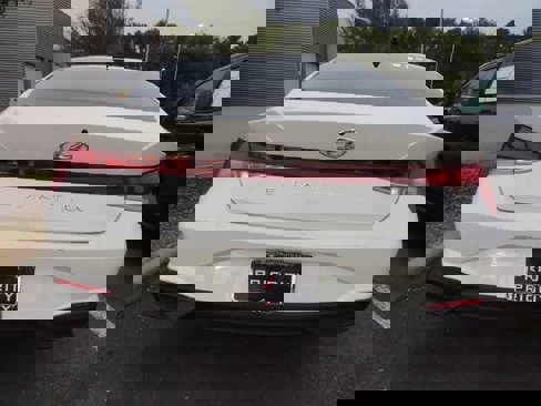 Used 2023 Hyundai Elantra SEL image 5