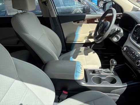 Used 2017 Kia Sorento LX image 3