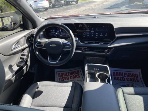 Used 2025 Chevrolet Equinox LT w/ Convenience Package II image 2
