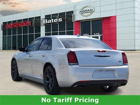 Used 2020 Chrysler 300 Touring w/ Sport Appearance Package image 5