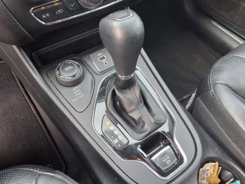 Used 2020 Jeep Cherokee Limited image 24