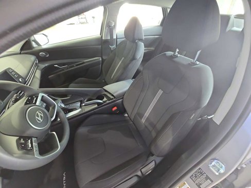 Used 2025 Hyundai Elantra SE image 17