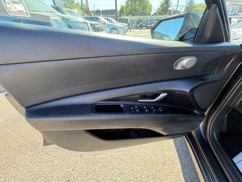 Used 2022 Hyundai Elantra SE image 14