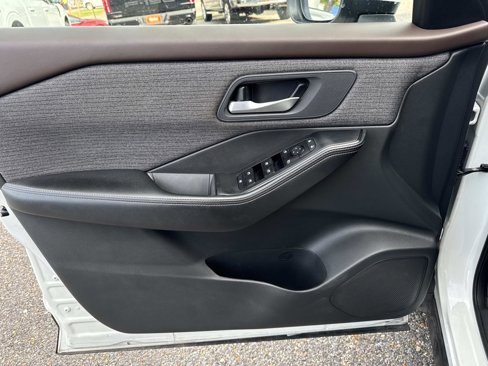 Used 2023 Nissan Rogue SV image 17