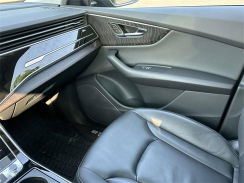 Used 2022 Audi Q8 Premium image 34
