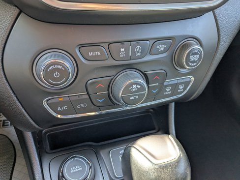 Certified 2023 Jeep Cherokee Altitude Lux image 23