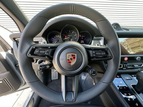 Used 2025 Porsche Macan image 17