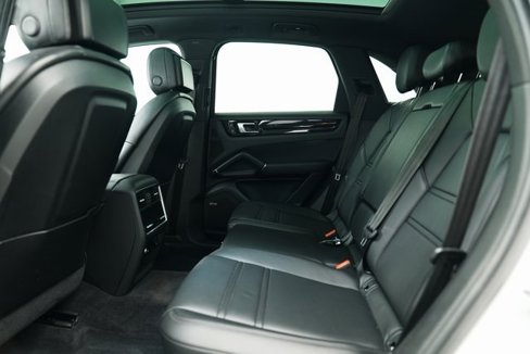Used 2022 Porsche Cayenne w/ Premium Package image 30
