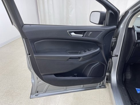 Used 2020 Ford Edge SE image 17