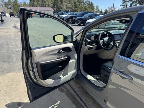 Used 2023 Chrysler Pacifica Touring-L image 9