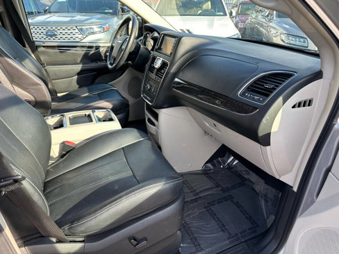 Used 2014 Chrysler Town & Country Touring-L w/ Driver Convenience Group image 16