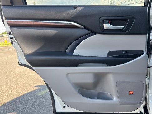 Used 2015 Toyota Highlander Limited image 23