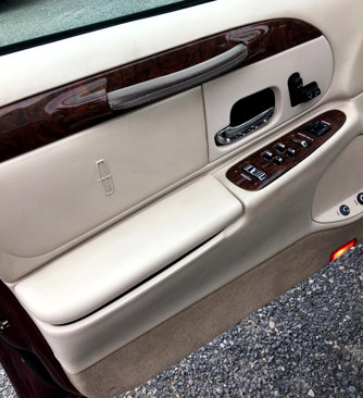 Used 2001 Lincoln Town Car Executive image 10