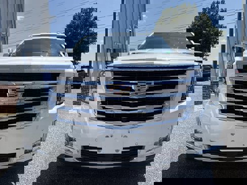 Used 2018 Cadillac Escalade Premium Luxury image 3