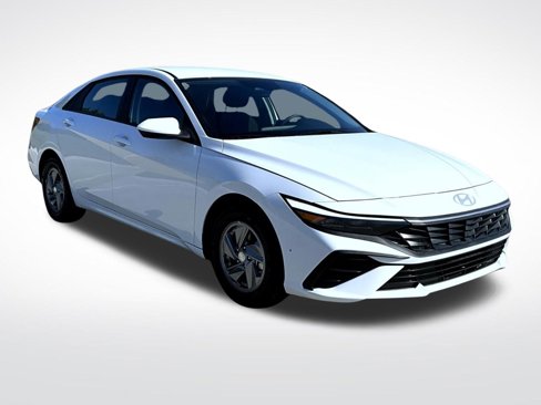 Certified 2025 Hyundai Elantra SE image 3