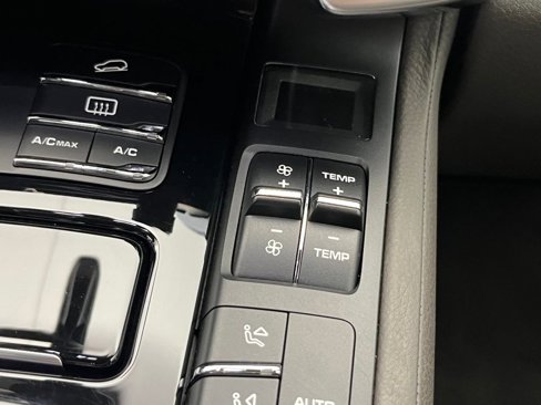 Used 2017 Porsche Cayenne Platinum Edition image 19