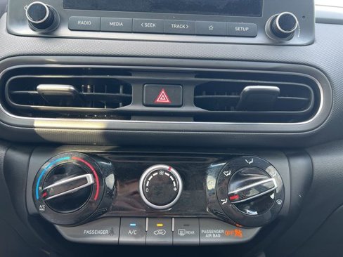 Used 2022 Hyundai Kona SE image 19