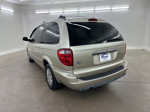Used 2005 Chrysler Town & Country Limited image 9