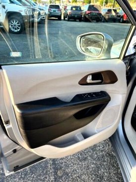 Used 2019 Chrysler Pacifica Touring-L image 18