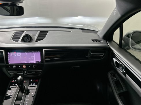 Certified 2022 Porsche Macan image 31