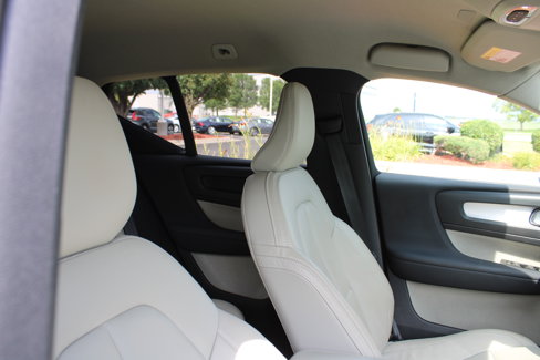 Used 2022 Volvo XC40 T5 Momentum image 41