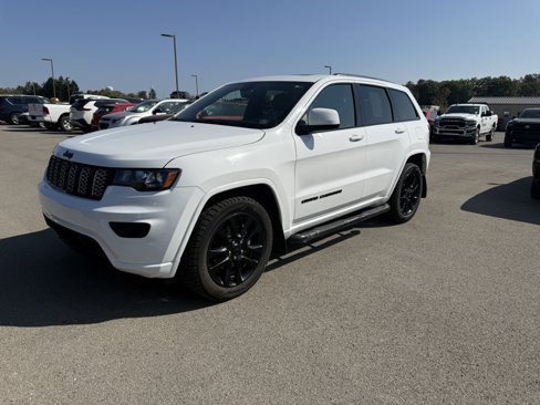 Used 2019 Jeep Grand Cherokee Altitude image 3