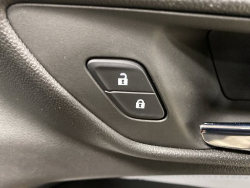 Used 2025 Chevrolet Trax LT w/ LT Convenience Package image 17