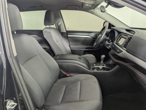 Used 2017 Toyota Highlander LE image 22