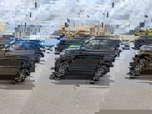New 2025 Volkswagen Taos SE image 6