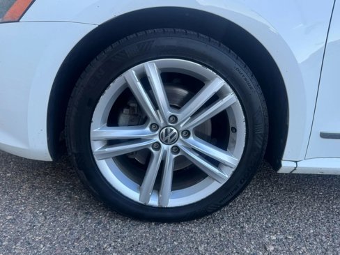 Used 2015 Volkswagen Passat TDI SEL Premium image 26