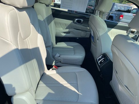 Used 2023 Kia Sorento SX Prestige w/ Panoramic Sunroof Package image 12