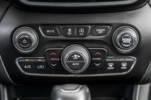 Used 2020 Jeep Cherokee Limited image 12