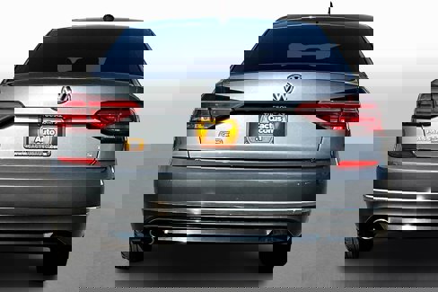 Used 2018 Volkswagen Passat 2.0T R-Line image 4