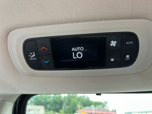 Used 2023 Chrysler Pacifica Touring-L image 31