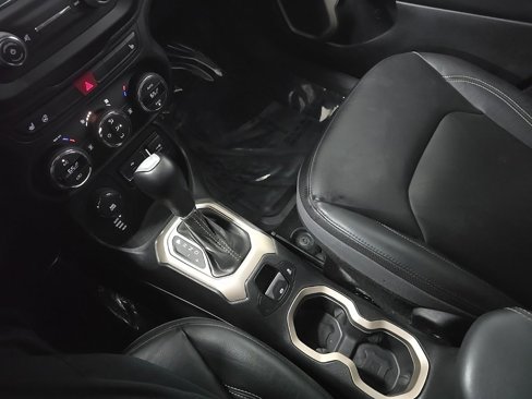 Used 2015 Jeep Renegade Limited image 18