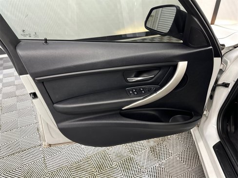 Used 2015 BMW 320i Sedan image 10