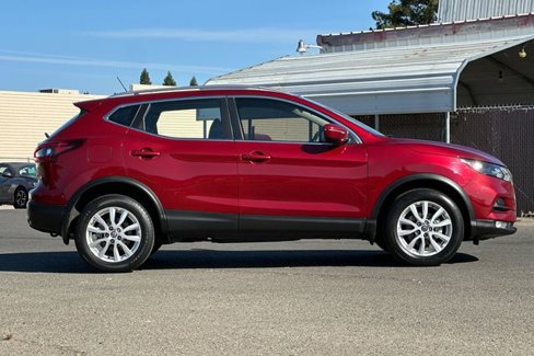 Used 2021 Nissan Rogue Sport SV image 3