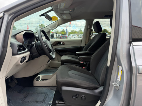 Used 2020 Chrysler Voyager LX image 14